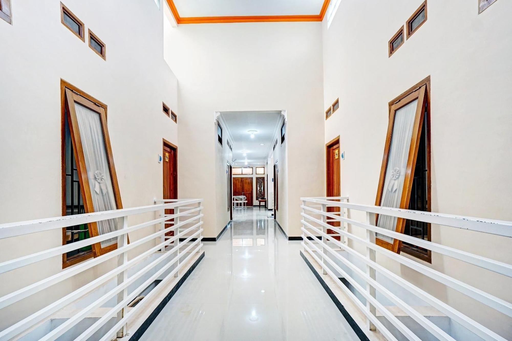 Avisha Guest House Syariah Malang Exterior foto